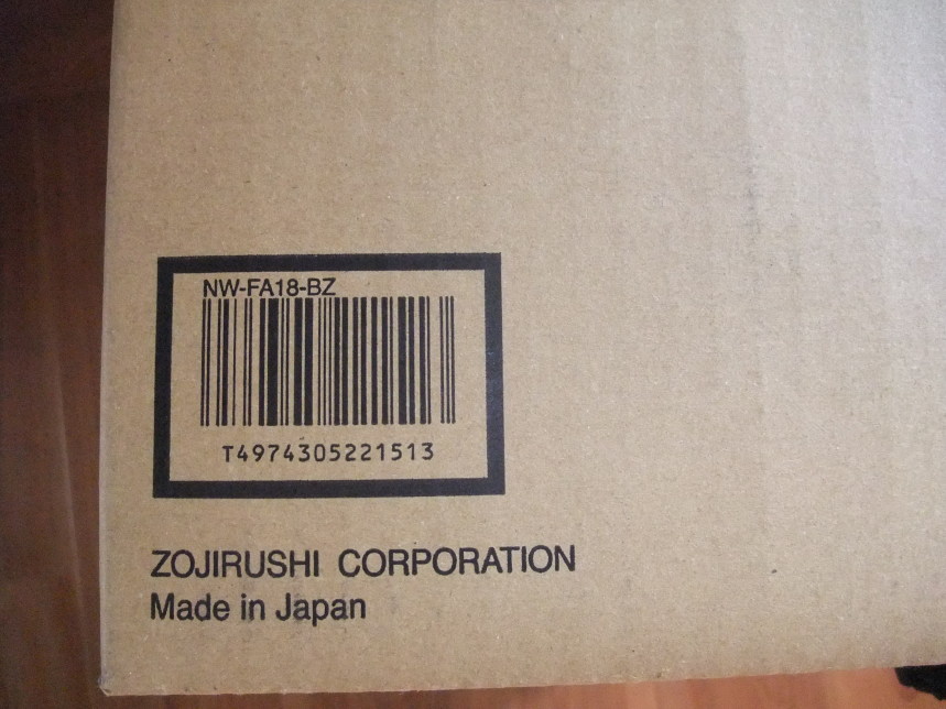 象印炊飯器NWFA18BZの箱の別面。「Made in Japan」の表記が有るのは嬉しい。 ZOJIRUSHI CORPORATION JANコード（バーコード）「T4974305221513」