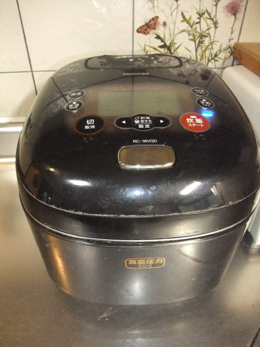 10年前に長岡京市内の個人電気屋さんで買った、東芝・圧力IH炊飯器（真空保温48時間・炊飯前に米粒に真空給水）RC18VGD。 画面右の青色ランプが「真空保温」中の印ですが、 ・真空保温・炊飯前 真空吸水・圧力炊飯を 頻繁に繰り返したので 内フタゴムパッキンが再度劣化しているのと（2年前後で8千円前後で内フタごと交換）、 ・購入から10年以上経って 真空ポンプが弱って来ているので、真空保温は出来ていません。 ・内釜（ダイヤモンド銀釜）も10年以上 経過して、内側のコーティングが剥がれた部分が有ります。 そろそろ買い替え時だと思っていました。
