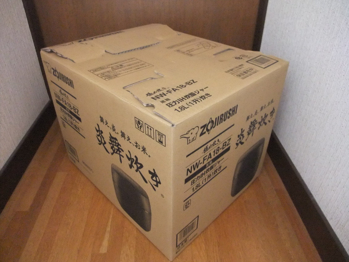 届いたばかりの、象印NWFA18BZ(黒色) ・IH圧力炊飯器(日本製(Made in Japan )大阪府 大東市 工場製)黒色。 ・炊飯時に 6個のIHヒーター(コイル6個)が交互にON/OFFを繰り返し、釜の中で米粒が躍る「炎舞炊き」。 ・保温40時間 ・タッチパネル ・鉄釜〜黒金 仕込み 届いたばかりの、象印NWFA18BZ(黒色) ・IH圧力炊飯器(日本製(Made in Japan )大阪府 大東市 工場製)黒色。 ・炊飯時に 6個のIHヒーター(コイル6個)が交互にON/OFFを繰り返し、釜の中で米粒が躍る「炎舞炊き」。 ・保温40時間 ・タッチパネル ・鉄釜〜黒金 仕込み