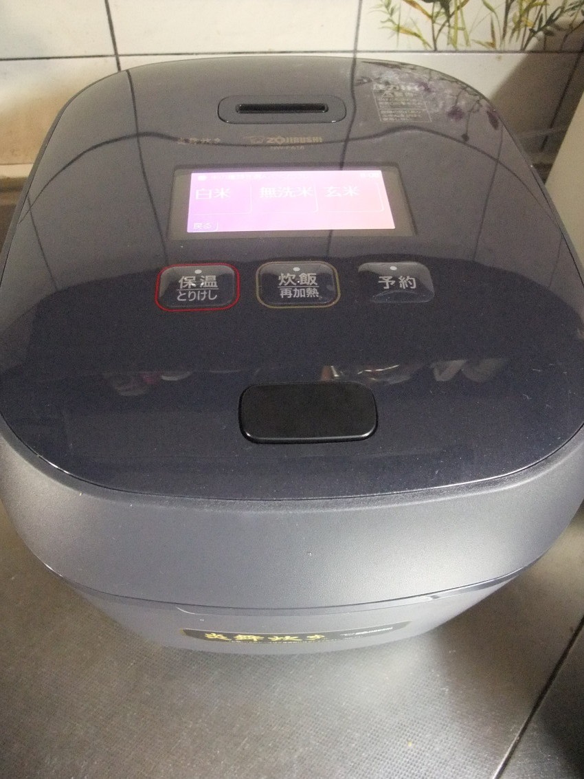 購入した、象印炊飯器NWFA18BZ。電気コードは後ろで巻き取り式。 購入した、象印炊飯器NWFA18BZ。電気コードは後ろで巻き取り式。